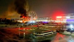 Požár nad koncertní halou Crocus City Hall na západním okraji Moskvy, pátek 22. března 2024