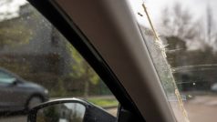 Prach ze Sahary setřený stěračem na předním skle automobilu, 30. března 2024, Praha. Do Česka se začalo od noci dostávat od jihozápadu velké množství saharského prachu