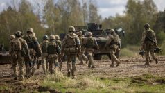 Ukrajinští vojáci při cvičení v Polsku