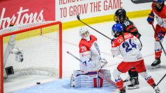 České hokejistky inkasují gól v semifinále mistrovství světa proti Kanadě