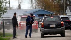 Policie na místě vyšetřuje incident, kdy pravděpodobně opilá řidička vjela autem na narozeninovou party v USA