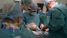Lékaři ve FNO operují pacienta
