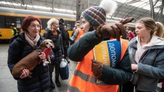Ukrajinští uprchlíci přijeli vlakem z Přemyšle na Hlavní nádraží v Praze.