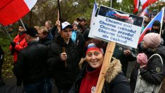 Demonstranti míří před budovu České televize na Kavčích horách