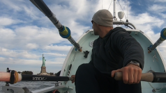 Milan Světlík na své lodi během vyjížďky v New Yorku
