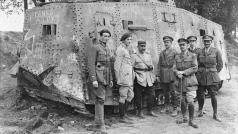 Francouzští a britští důstojníci u německého tanku A7V &quot;Elfrieda&quot; ukořistěného v 28. dubna 1918 u Villers-Bretonneux