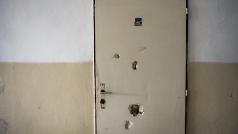 V Ústí nad Labem se zavírají dvě ubytovny, dveře do jednoho z pokojů v Modré ubytovně