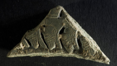 Destička s postavami objevená při výzkumu v Kateřinské jeskyni