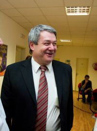 Předseda KSČM Vojtěch Filip ještě s úsměvem před konečnými výsledky