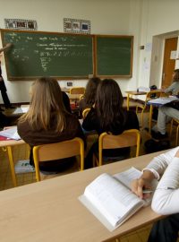 Mnoho mladých lidí odchází ze škol bez kvalifikace