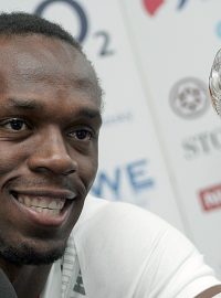 Usain Bolt s trofejí Zlaté tretry