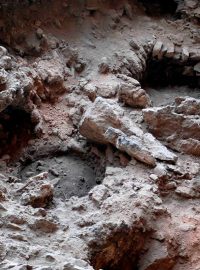 Kosti jsou staré asi 12 000 let a nesou známky porcování a opékání