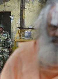 Policisté střeží soud, kde se rozhodovalo o rozdělení místa, posvátného pro muslimy i hinduisty
