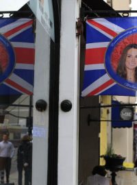 Britská vlajka s portrétem Kate Middletonové a prince Williama v ulicích Londýna
