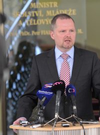 Ministr školství Petr Fiala