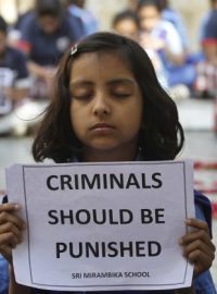 Indie truchlí za brutálně usmrcenou indickou studentku. Školačka s plakátem: Zločinci by měli být potrestáni