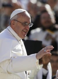 Papež František zdraví účastníky inaugurační mše