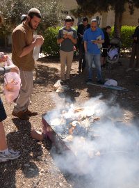 Rituální pálení chleba u synagogy v jeruzalémské čtvrti Arnona