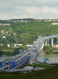 Povodeň zatopila některé rampy Radotínského mostu nedaleko soutoku Vltavy s Berounkou