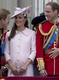 Narození prvního potomka prince Williama a jeho manželky Kate očekávají všichni Britové s napětím