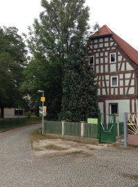 Pödelwitz je stará vesnice, hrázděné domy, statky. Uhlí pod vesnicí je ale mnohem starší