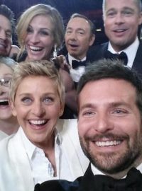 Selfie čili autoportrét Ellen DeGeneresové po předávání Oscarů, který překonal rekord ve sdílení na Twitteru