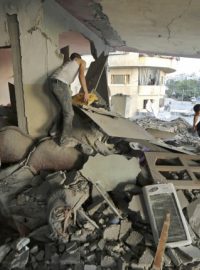 Palestinská žena pláče ve zničeném domě, která zasáhla izraelská střela
