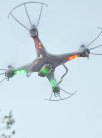 dron, drone, model dronu, bezpilotní letadlo, bezpilotní letoun