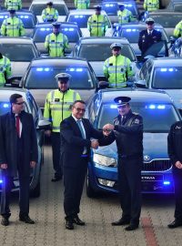 Dopravní policie převzala v Mladé Boleslavi od zástupců automobilky Škoda Auto 50 nových octavií a tři superby