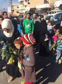 Členové rodin syrských opozičních bojovníků, odvezení v rámci humanitární operace ze syrského Zabadaní, čekají v Libanonu na další cestu