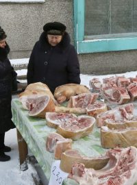Prodej masa na ulici v sibiřském Krasnojarsku