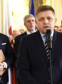 Fico nejen uhájil premiérství, ale navíc dostal pro svůj Smer klíčová ministerstva