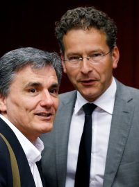 Řecký ministr financí Euklidis Tsakalotos a šéf ministrů financí eurozóny Jeroen Dijsselbloem na schůzce v Bruselu