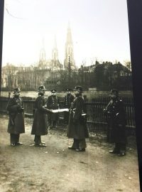 Četníci na Olomoucku, archivní snímek zobrazený na displeji tabletu