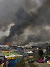 I ve středu odpoledne &#039;Džungle&#039; u Calais hořela, ohně nejspíš založili samotní migranti