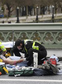 Lékaři ošetřují zraněné přímo na Westminster Bridge kousek od budovy britského parlamentu