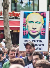 Berlínský protest proti ruským zákonům diskriminujícím LGBT menšinu