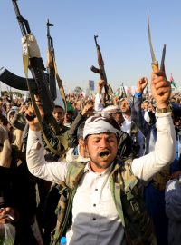 Husijští bojovníci při protestu po útoku amerických a britských sil na Jemen