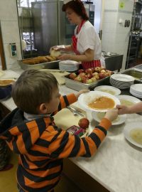 Mezi školními jídelnami v Česku jsou velké rozdíly.