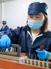 Ženy v továrně na výrobu 18650 lithiových baterií ve střední Číně