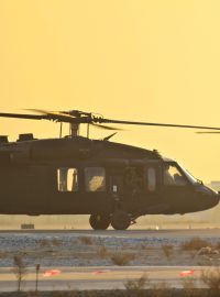 Dva americké vrtulníky typu Black Hawk na letišti v afghánském Bagrámu (archivní a ilustrační foto, 2011)