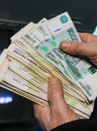 Ruská měna výrazně oslabuje