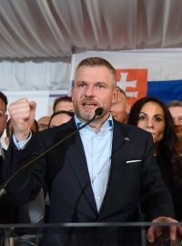 Vítěz prezidentských voleb na Slovensku Peter Pellegrini (u mikrofonu) a předseda tamní vlády Robert Fico ze strany Směr