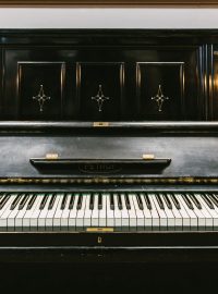 Salonní pianino z roku 1923, které se zvukem podobalo klasickému křídlu. Jeho součástí byly i lucerny, které osvětlovaly klávesy a držák na noty