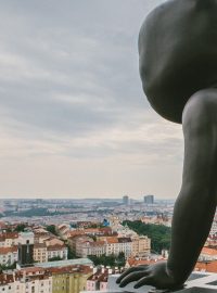 Praha pohledem mimina sochaře Davida Černého na Žižkovském televizním vysílači