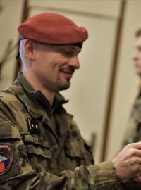 Velitel chrudimského útvaru Ivo Zelinka předává uchazečům odznak výsadkového praporu