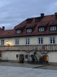 Dům v Mariboru, který obrůstá nejstarší plodící vinná réva na světě, působí nenápadně