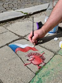 Jsem Jihlavák, proto maluji ježky, říká muž, který jimi zdobí chodníky