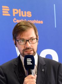 Tomáš Pancíř moderuje předvolební debatu s politology a novináři