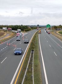 Opravy povrchu dálnic D 11 a R 35 u Opatovic